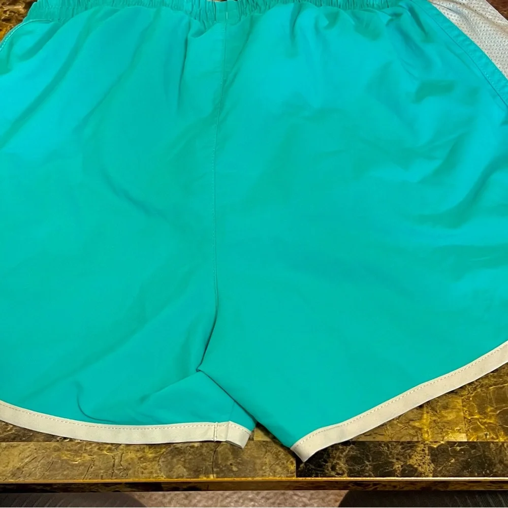 Under Armor Ladies Running Shorts w/inside. Vented‎ sides for airflow. Size-XS
